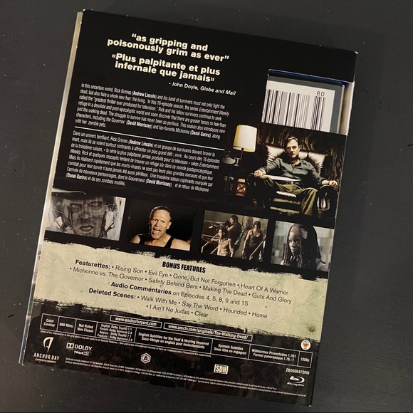 The Walking Dead Season 3 Blu-Ray Set - Picture 2 of 6